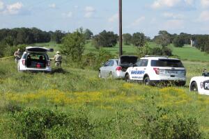 Los restos de una niña, de entre 3 y 5 años, aparecieron dentro de una maleta negra en un pastizal del condado Madison en Texas.