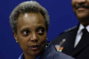 En una carta al director ejecutivo de ComEd, Lori Lightfoot, criticó que la multa millonaria que debe pagar la compañía por el “esquema de sobornos” es dinero que pudo haberse invertido en la mejora de los vecindarios.