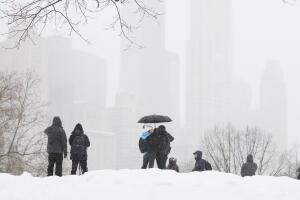 Nueva York emite aviso de viaje peligroso por histórica tormenta invernal.