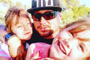 Rene Sánchez y dos de sus hijas. Sánchez recibió disparos en un QuikTrip en Phoenix. 