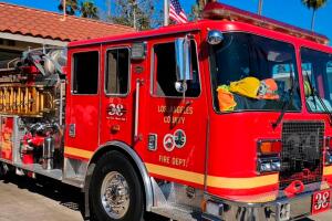 Incendio en El Monte daña tres viviendas y desplaza a 18 personas
