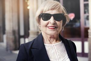 mujer-madura-lentes-oscuros.jpg