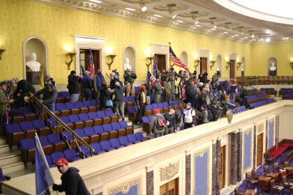 (FOTOS) PRIMERA VEZ EN LA HISTORIA DE EEUU QUE PASA EN EL CAPITOLIO 51 WASHINGTON, DC - JANUARY 06: Protesters enter the Senate Chamber on January 06, 2021 in Washington, DC. Congress held a joint session today to ratify President-elect Joe Biden's 306-232 Electoral College win over President Donald Trump. Pro-Trump protesters have entered the U.S. Capitol building after mass demonstrations in the nation's capital. (Photo by Win McNamee/Getty Images)
