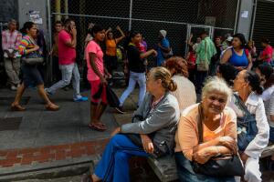 Las largas filas en espera de los escasos abastecimientos hacen que muchos no vayan a estudiar o asistan al trabajo.