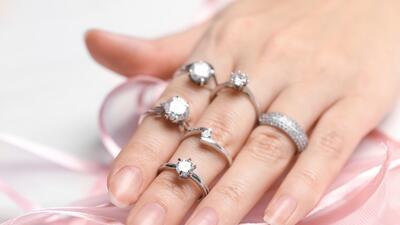 anillos de compromiso de oro simples en el dedo