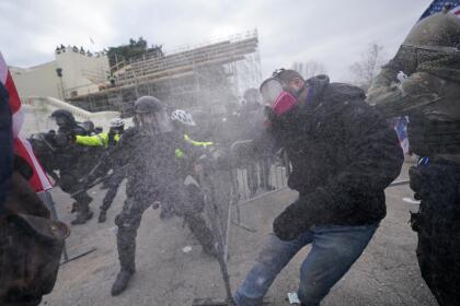 (FOTOS) PRIMERA VEZ EN LA HISTORIA DE EEUU QUE PASA EN EL CAPITOLIO 58 Trump supporters try to break through a police barrier, Wednesday, Jan. 6, 2021, at the Capitol in Washington. As Congress prepares to affirm President-elect Joe Biden's victory, thousands of people have gathered to show their support for President Donald Trump and his claims of election fraud. (AP Photo/Julio Cortez)