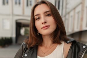 Corte de cabello midi para mujer