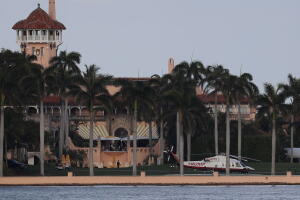 El helicóptero Trump se ve en el Resort Mar-a-Lago donde el presidente Donald Trump se estaba quedando el 8 de abril de 2017 en Palm Beach, Florida. 
