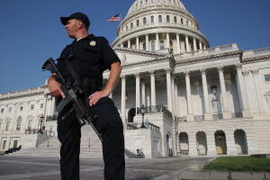Guardia armado frente al Capitolio de Washington el 15 de junio de 2016, tras el tiroteo contra congresistas en un campo de béisbol en Alexandría.
