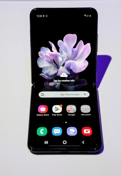 Los teléfonos de pantalla plegable representan un intento de los fabricantes de revitalizar un mercado donde las ventas han bajado. Según un reporte de la agencia AP, muchos consumidores usan sus viejos celulares por más tiempo, en parte debido a que las características de los nuevos modelos ofrecen pocos beneficios.