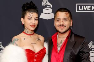 Christian Nodal y Cazzu desfilan juntos en una alfombra roja y el sensual look de ella se roba las miradas