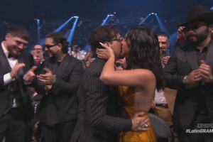 Nodal besa a Ángela Aguilar durante la premiación de los Latin GRAMMY 2025