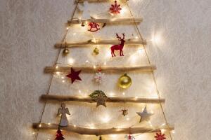 Árbol de Navidad en la pared hecho con luces navideñas