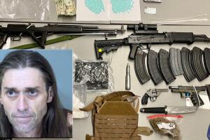 Incautan armas y drogas mientras el hombre dormía en el vehículo.