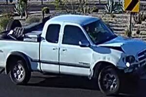 Buscan al conductor de esta camioneta; una camioneta pick-up Toyota Tundra blanca de 2000 a 2002. 