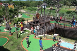 Minigolf la Guarida del Pirata Qué hacer en Puerto Rico con Niños