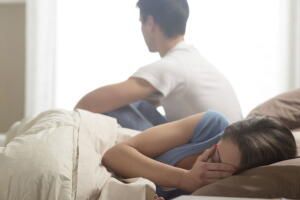 casal-mulher-triste-cama.jpg