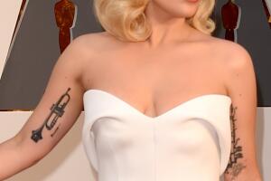lady_gaga_tatuaje_trompeta.jpg