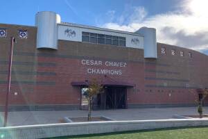 Decomisan dos armas en Cesar Chávez High School; hay un estudiante detenido