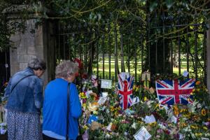 Personas dejando su tributo a la fallecida reina Isabel II a las afueras del castillo de Windsor
