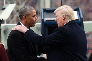 En días más cordiales: 20 de enero de 2017 en la ceremonia de juramentación de Trump Obama saluda a su sucesor.