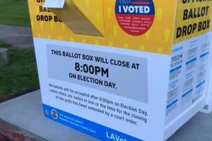 Así son las cajas en donde se puede depositar el voto en Los Ángeles, California.