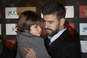 Shakira y Piqué con Milan y Sasha en una entrega de premios.
