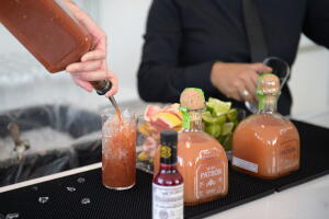 Un mesero sirve un coctel con tequila en Nueva York.
