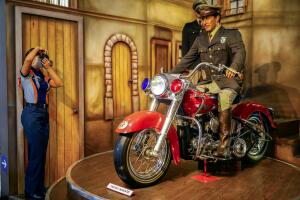 Figura de cera de Pedro Infante en su motocicleta