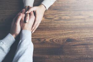 tomar-mano-pareja.jpg