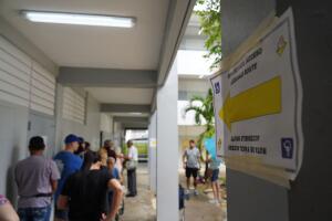 Elecciones Puerto Rico 2024 miles salen a votar bajo lluvia