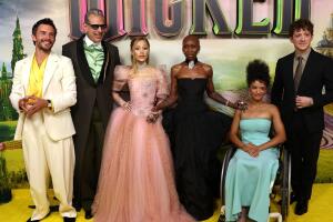 Ariana Grande y estrella de ‘Wicked’ terminan su relación tras tres años juntos, reportan