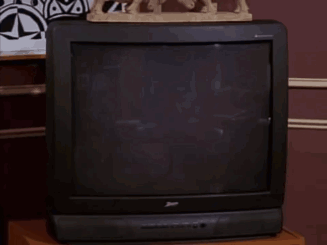 friends-ross-geller-mirando-tv.gif
