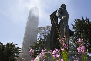 La estatua de Cristóbal Colón en Coit Tower fue la más despreciada en San Francisco segun una encuesta. 
