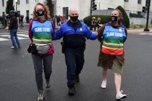 Dos manifestantes opuestas a la nominación de Amy Barrett a la Corte Suprema son arrestadas por la policía del Capitolio en Washington DC.