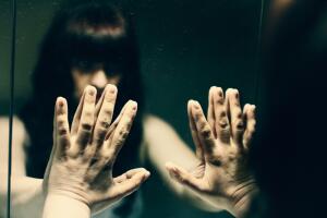 miedo-mujer-espejo-tenebroso.jpg