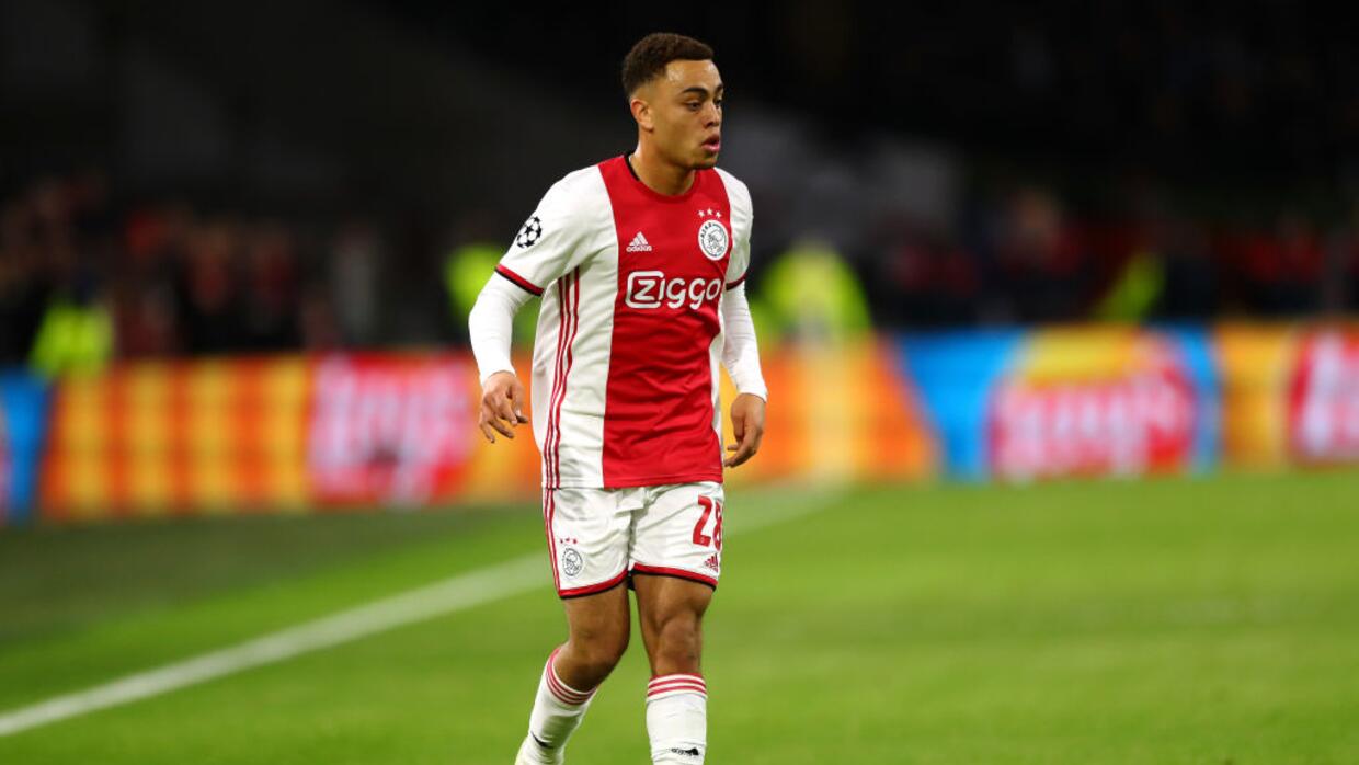 Sergiño Dest, el defensa del Ajax que porta los colores de su ...