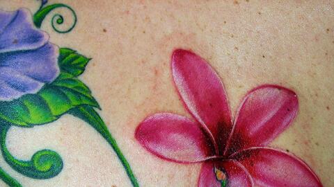 Tatuajes de flores hawaianas | Entretenimiento Cultura Pop | Univision Tatuajes de flores hawaianas | Entretenimiento Cultura Pop | Univision