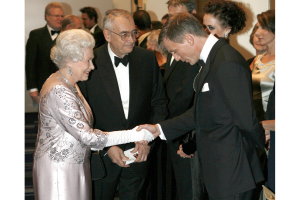 reina-isabel-daniel-craig.png