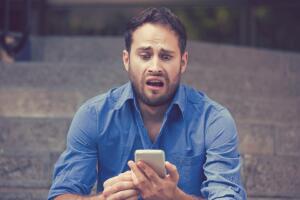 hombre-asustado-viendo-su-celular.jpg