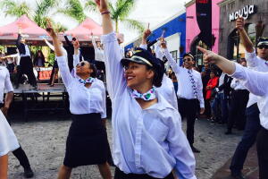 La piloto bailando