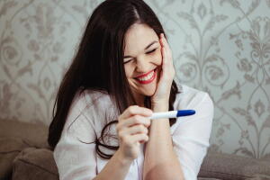 prueba-de-embarazo-mujer-feliz.jpg