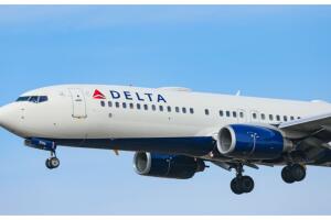 Avión de Delta Airlines choca con dos pájaros, pierde un motor y aterriza de emergencia
