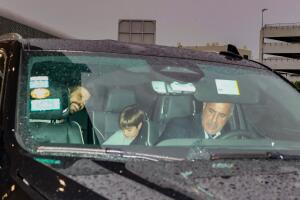 Piqué abordó un auto junto a sus hijos para abandonar el aeropuerto de Miami.