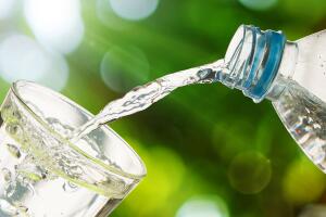 agua-copo-garrafa-0519-1400x800.jpg