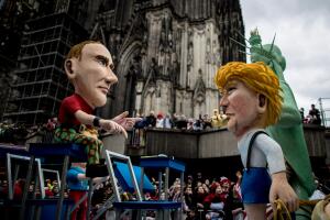 Muñecos, murales, carteles... Donald Trump y Vladimir Putin están 'juntos' por el mundo