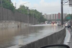 Tapones y caos en zona metro debido a lluvias
