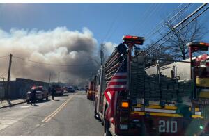 Incendio devora almacén policial donde se guardan evidencias de NYPD