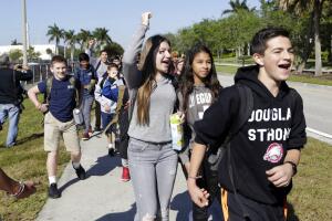 La decisión surge tras meses de walkouts estudiantiles por temas migratorios en el distrito.