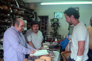 Ezequiel Méndez le explica a Jesús Martínez su labor como zapatero
